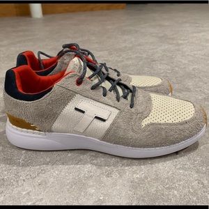 NWOT Men’s 10.5 Toms Sneakers